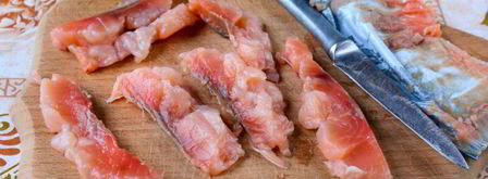 соленая горбуша в масле с луком. Шаг 3