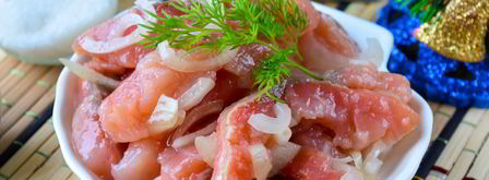 соленая горбуша в масле с луком. Шаг 5