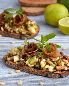 Брускетта с авокадо и грушей