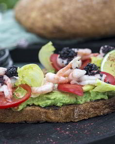 Брускетта с авокадо и сладкой креветкой