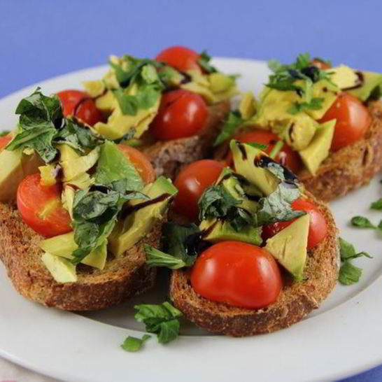Рецепт брускетты с авокадо и томатами черри