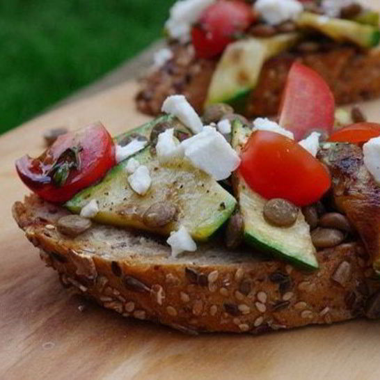 Рецепт брускетты с чечевицей, фетой и цукини