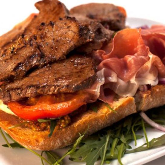 Рецепт брускетты с говядиной и пармской ветчиной