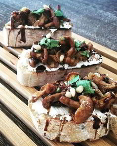 Брускетта с грибами и мягким сыром