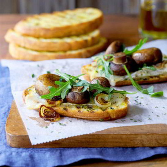 Рецепт брускетты с грибами, луком и соусом песто