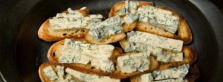 брускетта с грушей, сыром и орехом. Шаг 6