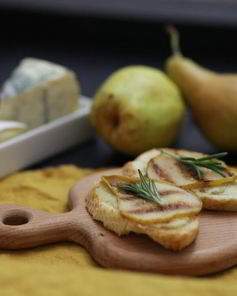 Брускетта с грушей