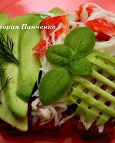 Брускетта с крабом и авокадо