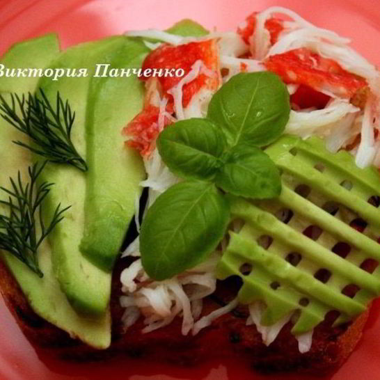 Рецепт брускетты с крабом и авокадо