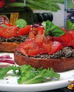 Брускетта с кремом из маслин и помидорами