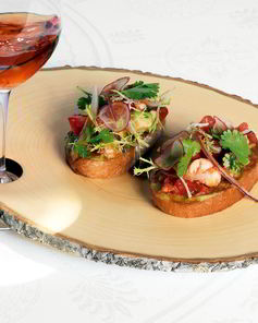 Брускетта с креветками и муссом из авокадо