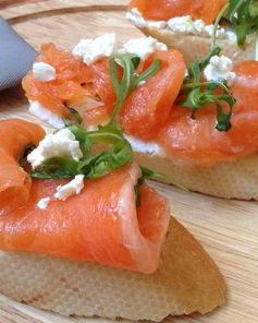 Брускетта с лососем