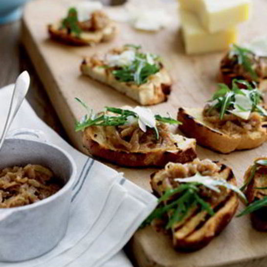 Рецепт брускетты с луком и сыром
