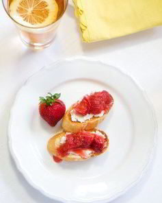 Брускетта с маскарпоне и свежей клубникой