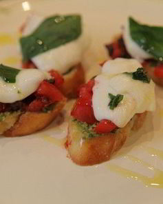 Брускетта с моцареллой, помидорами и базиликом