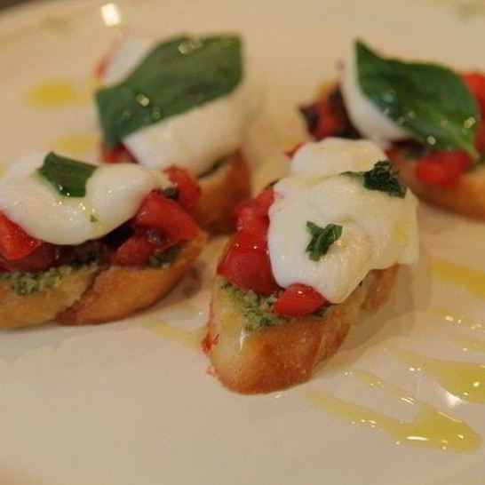 Рецепт брускетты с моцареллой, помидорами и базиликом