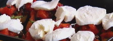 брускетта с моцареллой, помидорами и базиликом. Шаг 9