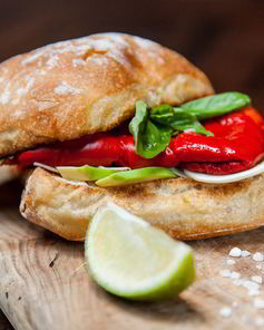 Брускетта с печеным болгарским перцем