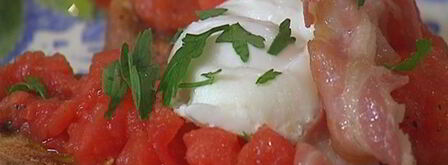 брускетта с помидорами, беконом и яйцом пашот. Шаг 9