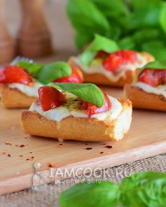 Брускетта с помидорами черри и моцареллой