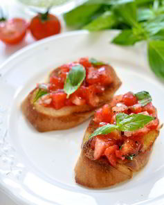 Брускетта с помидорами и базиликом