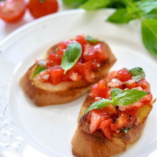 Рецепт брускетты с помидорами и базиликом