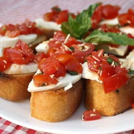 Рецепт брускетты с помидорами и моцареллой