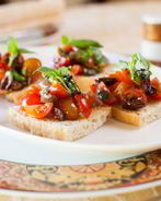 Брускетта с помидорами и оливками