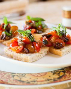 Брускетта с помидорами и оливками