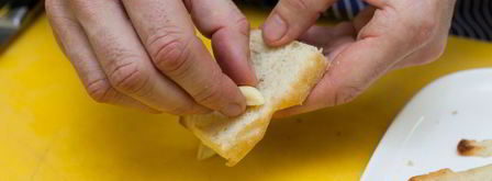 брускетта с помидорами и оливками. Шаг 10