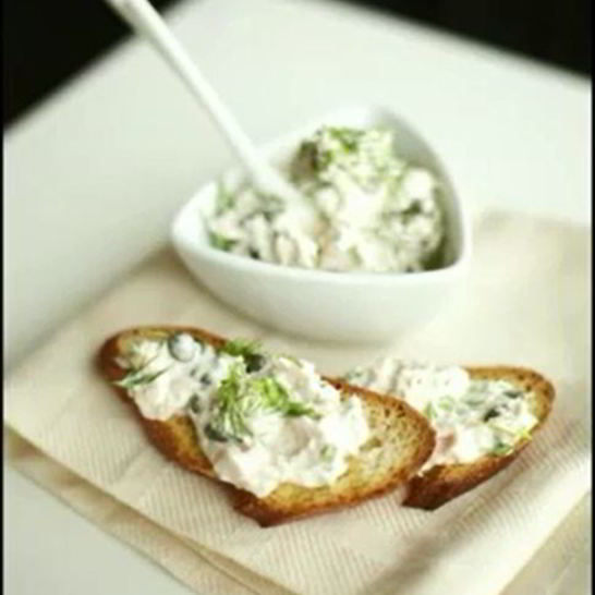 Рецепт брускетты с салатом из тунца