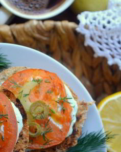 Брускетта с сельдереем и томлеными помидорами