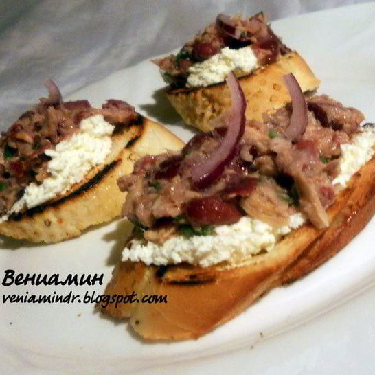 Рецепт брускетты с тунцом, фасолью и творожным сыром