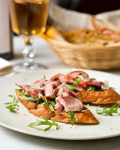 Брускетта с уткой, рукколой и бальзамическим соусом