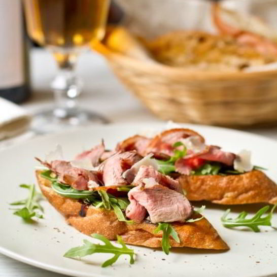 Рецепт брускетты с уткой, рукколой и бальзамическим соусом