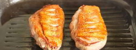 брускетта с уткой, рукколой и бальзамическим соусом. Шаг 7