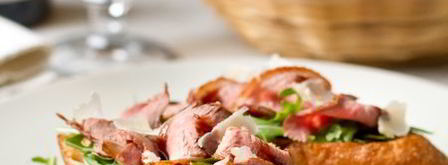 брускетта с уткой, рукколой и бальзамическим соусом. Шаг 11