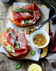 Брускетта с ветчиной, сыром и помидорами