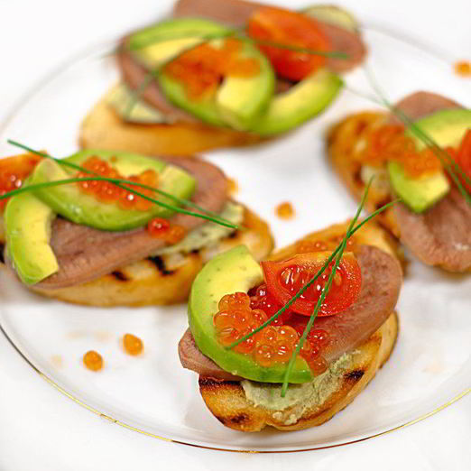Брускетта с языком и авокадо