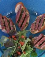 Брускетта с языком и острым соусом