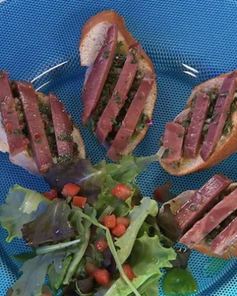 Брускетта с языком и острым соусом