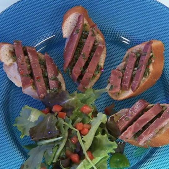 Рецепт брускетты с языком и острым соусом