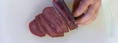 брускетта с языком и острым соусом. Шаг 4