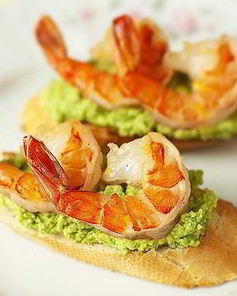 Брускетта с зеленым горошком и креветками