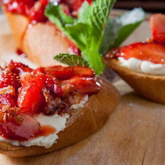 Рецепт брускетт с клубникой и маскарпоне