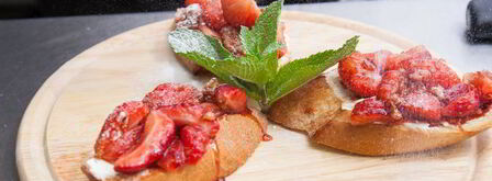 брускетты с клубникой и маскарпоне. Шаг 10