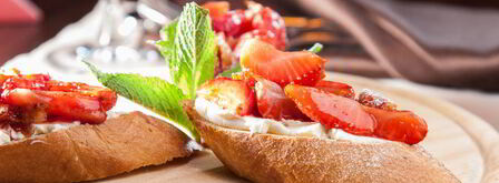 брускетты с клубникой и маскарпоне. Шаг 11