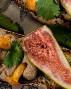 Брускетты с паштетом из цесарки и лисичками