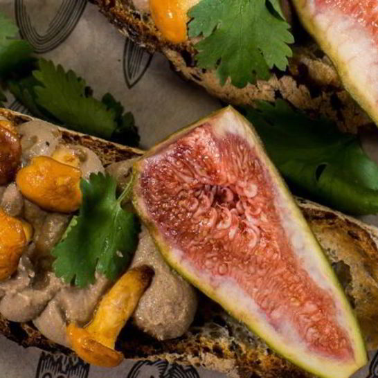 Рецепт брускетт с паштетом из цесарки и лисичками