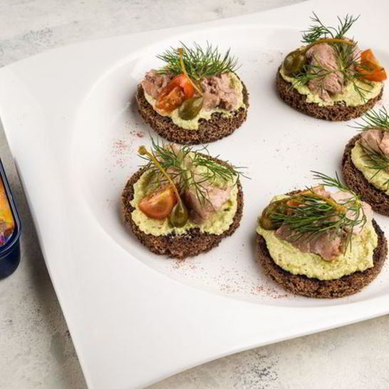 Рецепт брускетт с печенью трески и муссом из авокадо